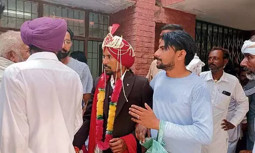 Punjab: शादी से पहले दूल्हे ने लांबी क्षेत्र में दाखिल किए कागजात Punjab: शादी से पहले दूल्हे ने लांबी क्षेत्र में दाखिल किए कागजात