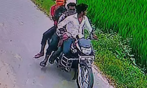 Deoria: बाइक सवार मनचलों ने स्कूल से लौट रही छात्राओं से छेड़छाड़ की Deoria: बाइक सवार मनचलों ने स्कूल से लौट रही छात्राओं से छेड़छाड़ की