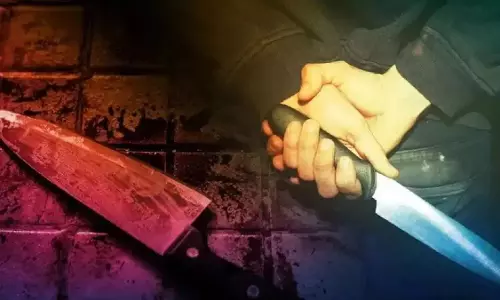 Noida: दो लोगों ने उधार के पैसे मांगने गए शख्स पर चाकू से हमला किया