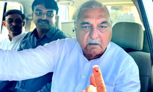 Haryana : हुड्डा ने रोहतक के सांघी गांव में वोट डाला