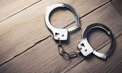 अमृतसर हवाई अड्डे पर ब्रिटेन स्थित NRI को हिरासत में लिया गया अमृतसर हवाई अड्डे पर ब्रिटेन स्थित NRI को हिरासत में लिया गया