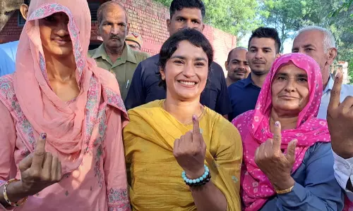 Sirsa: कविता दलाल, विनेश फोगाट ने किया मतदान