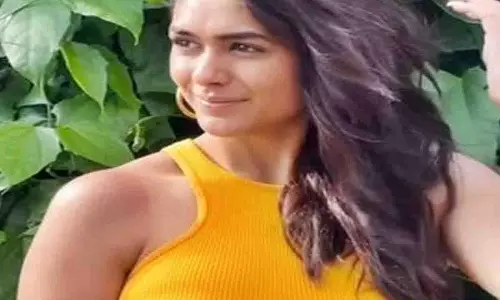 Mrunal Thakur ने अपने ‘अच्छे बाल दिवस’ पर एक फिल्मी पल बिताया