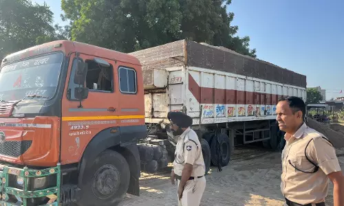 Jaipur: खान विभाग की विजिलेंस टीम ने अवैध बजरी परिवहन करते दो डंपर और एक ट्रेलर जब्त Jaipur: खान विभाग की विजिलेंस टीम ने अवैध बजरी परिवहन करते दो डंपर और एक ट्रेलर जब्त