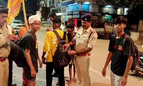 पुलिस ने पदयात्रियो के पीठ और बैग पर लगाए रेडियम स्टीकर