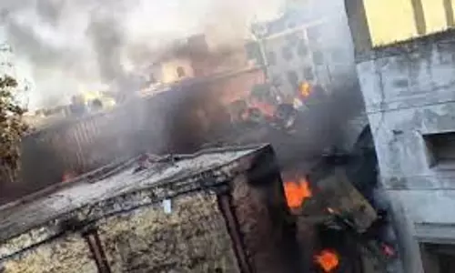 Indore: कपड़ा मार्केट में लगी भीषण आग, हाइड्रोलिक बुलाना पड़ी Indore: कपड़ा मार्केट में लगी भीषण आग, हाइड्रोलिक बुलाना पड़ी