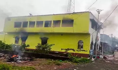 Bengal में लड़की का शव मिला, स्थानीय लोगों ने पुलिस चौकी फूंकी