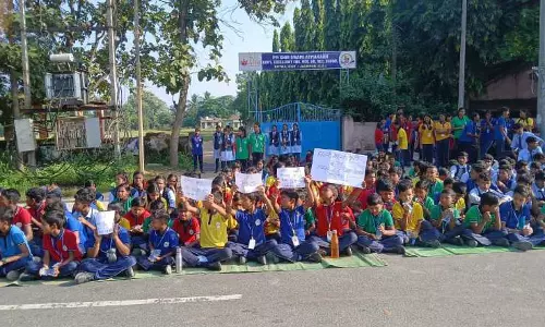 प्रिंसिपल का ट्रांसफर होने पर स्टूडेंट्स नाराज, सड़क पर उतरे प्रिंसिपल का ट्रांसफर होने पर स्टूडेंट्स नाराज, सड़क पर उतरे