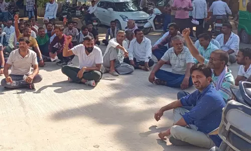 Bikaner : जमीन विवाद में युवक की हत्या, गिरफ्तारी की मांग को लेकर दिया धरना Bikaner : जमीन विवाद में युवक की हत्या, गिरफ्तारी की मांग को लेकर दिया धरना