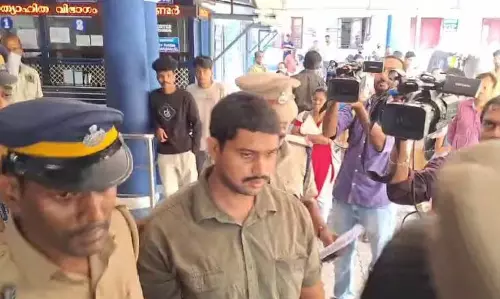 KERALA : एटीएम डकैती आरोपी को तमिलनाडु से त्रिशूर लाया गया KERALA : एटीएम डकैती आरोपी को तमिलनाडु से त्रिशूर लाया गया