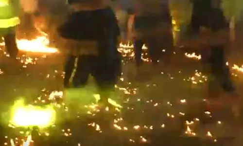 ये क्या...लड़कियों ने आग पर रास गरबा किया, लोग रह गए दंग