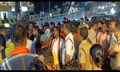 डांडिया में मुस्लिम सिंगर को बुलाने पर कटा बवाल, विरोध में जमकर हुई नारेबाजी