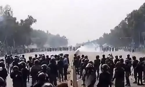 Imran की पार्टी ने पाकिस्तान के गृह मंत्री पर डी चौक पर आंसू गैस छोड़ने का आदेश देने का आरोप लगाया