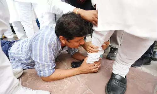 हाई वोल्टेज ड्रामा VIDEO: जब सीएम भाजपा नेता की गाड़ी में जाकर बैठ गईं, जानें पूरा मामला हाई वोल्टेज ड्रामा VIDEO: जब सीएम भाजपा नेता की गाड़ी में जाकर बैठ गईं, जानें पूरा मामला