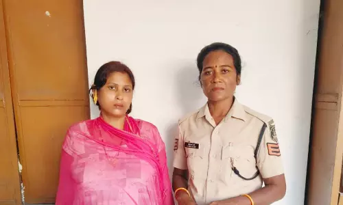 पुड़िया में गांजा बेच रही थी महिला, मोहल्लेवासियों की शिकायत पर गिरफ्तार