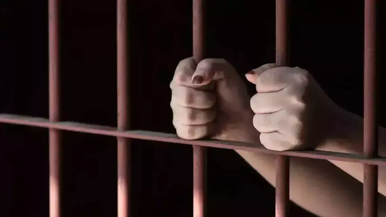 Telangana: महिलाओं से दुर्व्यवहार करने पर 200 लोगों को तीन दिन की जेल Telangana: महिलाओं से दुर्व्यवहार करने पर 200 लोगों को तीन दिन की जेल