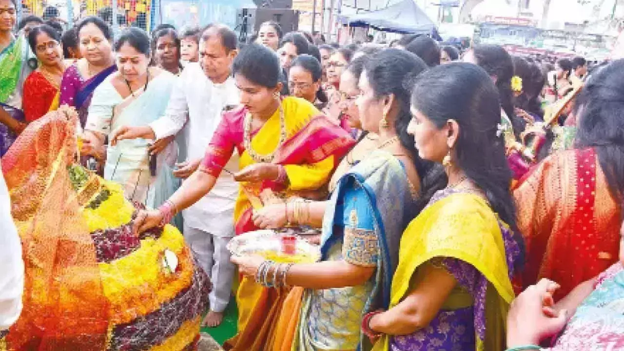 DK अरुणा ने बथुकम्मा भ्रूण हत्या पर प्रतिबंध को लेकर कांग्रेस सरकार की आलोचना की DK अरुणा ने बथुकम्मा भ्रूण हत्या पर प्रतिबंध को लेकर कांग्रेस सरकार की आलोचना की