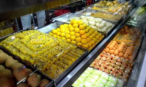 Ludhiana: महिलाओं से कहा, कि मिलावटी मिठाइयों से बचें