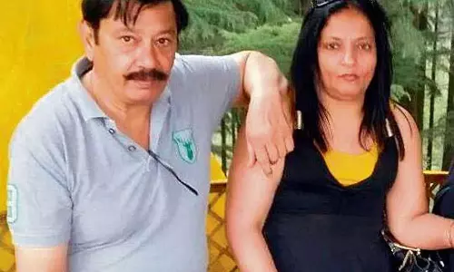 Jalandhar: ग्राहक की धमकी से परेशान व्यापारी ने की आत्महत्या, पत्नी वेंटिलेटर पर Jalandhar: ग्राहक की धमकी से परेशान व्यापारी ने की आत्महत्या, पत्नी वेंटिलेटर पर
