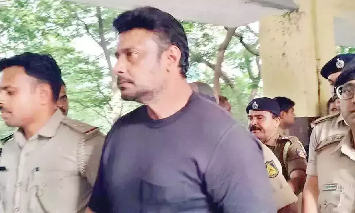 जांच में खुलासा, जेल में दर्शन को मिल रहा था VIP ट्रीटमेंट’, जल्द होगी चार्जशीट जांच में खुलासा, जेल में दर्शन को मिल रहा था VIP ट्रीटमेंट’, जल्द होगी चार्जशीट