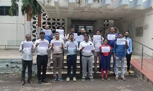 JNTU-Hyderabad के अनुबंध शिक्षकों ने वेतन संशोधन और बकाया की मांग को लेकर विरोध प्रदर्शन किया JNTU-Hyderabad के अनुबंध शिक्षकों ने वेतन संशोधन और बकाया की मांग को लेकर विरोध प्रदर्शन किया