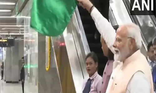 PM Modi ने मुंबई मेट्रो लाइन-3 के BKC से आरे JVLR सेक्शन के बीच मेट्रो ट्रेन को दिखाई हरी झंडी