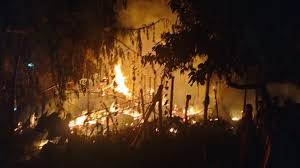 Bihar : बेतिया में खाना बनाते समय लगी आग, सात घर जलकर राख