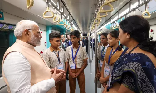PM मोदी ने मेट्रो में की सवारी, देखें VIDEO...