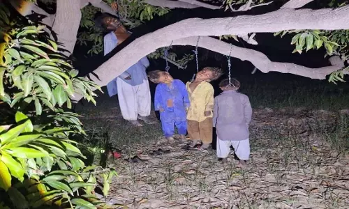 पाकिस्तान में हिंदू किसान और उसके 3 बच्चों ने की खुदकुशी, फैली सनसनी पाकिस्तान में हिंदू किसान और उसके 3 बच्चों ने की खुदकुशी, फैली सनसनी