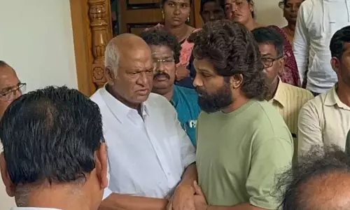 Allu Arjun, चिरंजीवी राजेंद्र प्रसाद की बेटी गायत्री को अंतिम श्रद्धांजलि देने पहुंचे Allu Arjun, चिरंजीवी राजेंद्र प्रसाद की बेटी गायत्री को अंतिम श्रद्धांजलि देने पहुंचे