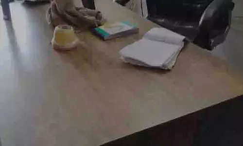 CCTV का तार काट कर चोरों ने की चोरी, फजलगंज थाने ने 24 घंटे बीतने के बाद भी दर्ज नहीं की FIR CCTV का तार काट कर चोरों ने की चोरी, फजलगंज थाने ने 24 घंटे बीतने के बाद भी दर्ज नहीं की FIR