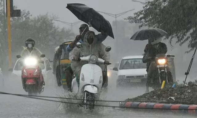 Weather: दिल्ली और पंजाब में बदला मौसम, तेज हवाओं के साथ कई जगहों पर हुई बारिश