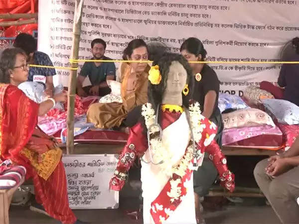 West Bengal के जूनियर डॉक्टरों की अनिश्चितकालीन भूख हड़ताल जारी