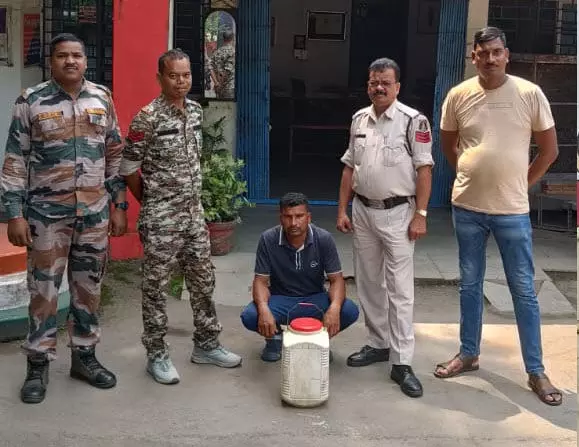 पुल के नीचे शराब बेचने वाला गिरफ्तार