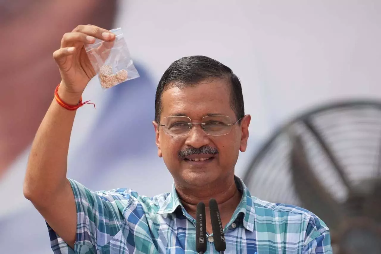 अरविंद केजरीवाल ने लोगों में बांटीं मुफ्त की छह-छह रेवड़ियां