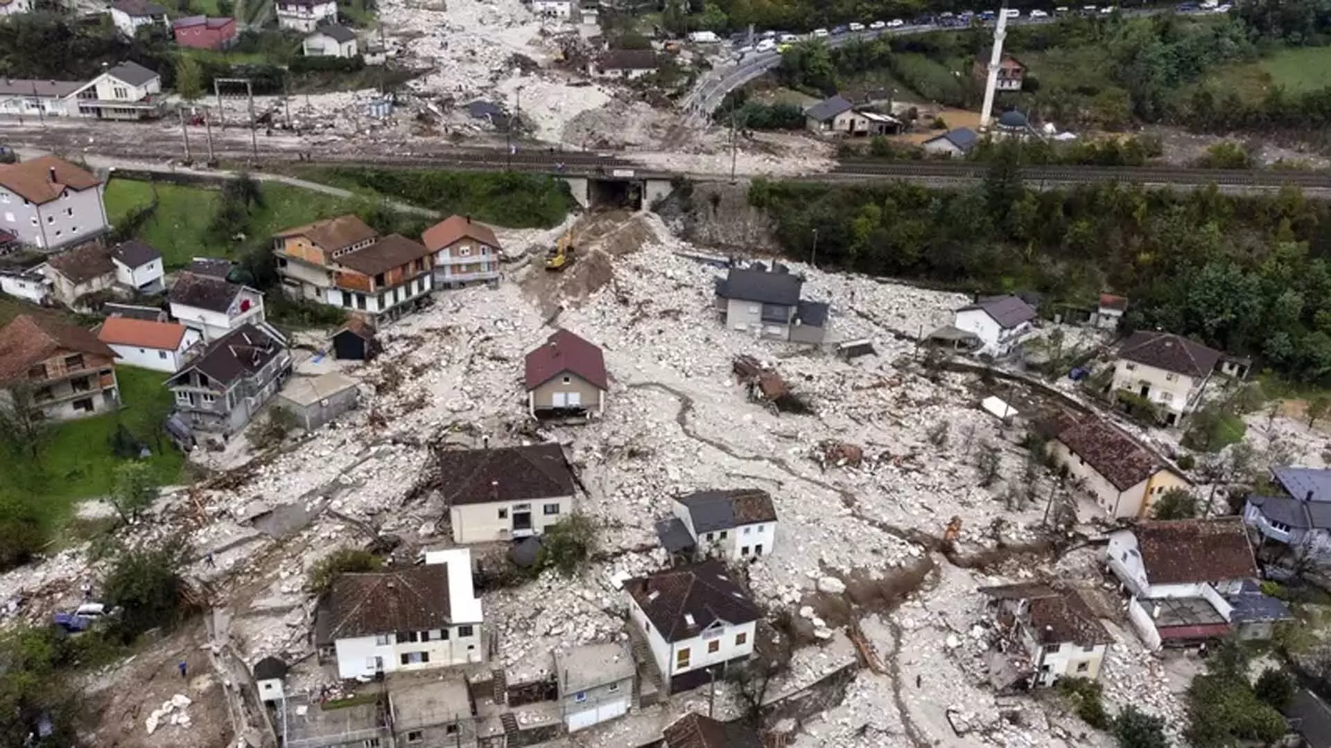 विनाशकारी बाढ़ और भूस्खलन के बाद अंतर्राष्ट्रीय बचाव दल Bosnia पहुंचे