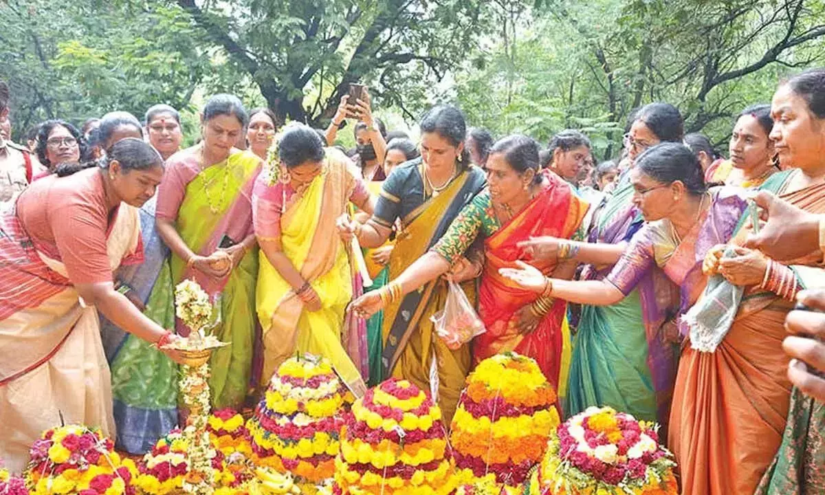 Bathukamma हमें प्रकृति के साथ तेलंगाना के जुड़ाव की याद दिलाती है: सीताक्का