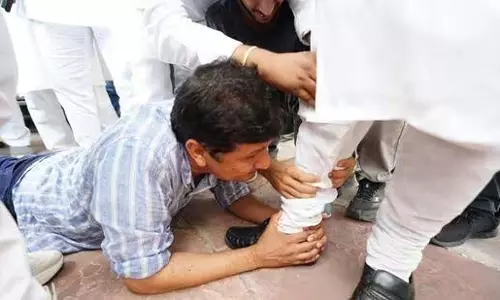 Delhi: दिल्ली में बस मार्शलों को लेकर आप और भाजपा में जोरदार ड्रामा Delhi: दिल्ली में बस मार्शलों को लेकर आप और भाजपा में जोरदार ड्रामा