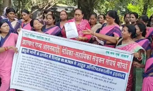 सेविका सहायिकाओं का न्यूनतम मजदूरी, पीएफ के लिए जमशेदपुर में अनिश्चितकालीन प्रदर्शन