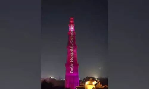 स्तन कैंसर के प्रति जागरूकता बढ़ाने के लिए कुतुब मीनार को गुलाबी रंग से रोशन किया
