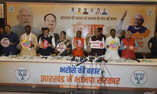 झारखंड भाजपा के पांच प्रण, महिलाओं को हर माह 2,100 और ग्रेजुएट-पोस्ट ग्रेजुएट छात्रों को भी दो साल तक दो हजार रुपये झारखंड भाजपा के पांच प्रण, महिलाओं को हर माह 2,100 और ग्रेजुएट-पोस्ट ग्रेजुएट छात्रों को भी दो साल तक दो हजार रुपये