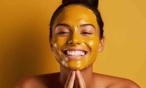 Beauty Tips: ग्लोइंग स्किन के लिए हल्दी की मदद से घर पर  करें फेशियल