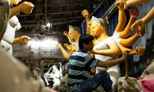 Guwahati: बारिश के बीच मूर्तिकार मूर्तियों को लेकर चिंतित