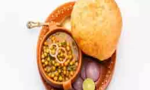 Recipe: घर पर बनाइए रेस्टोरेंट स्टाइल छोले भटूरे Recipe: घर पर बनाइए रेस्टोरेंट स्टाइल छोले भटूरे