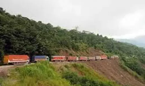 Dimapur-कोहिमा और इम्फाल की ओर जाने वाले भारी वाहनों की आवाजाही बाधित