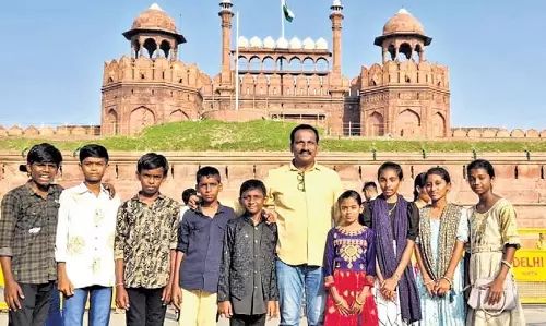 Karimnagar के कक्षा 8 के छात्रों ने दिल्ली के प्रतिष्ठित स्थलों का भ्रमण किया Karimnagar के कक्षा 8 के छात्रों ने दिल्ली के प्रतिष्ठित स्थलों का भ्रमण किया