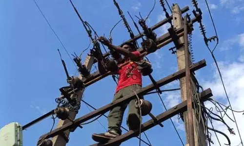 PSPCL के ठेका कर्मचारी रोजाना जान जोखिम में डाल रहे PSPCL के ठेका कर्मचारी रोजाना जान जोखिम में डाल रहे