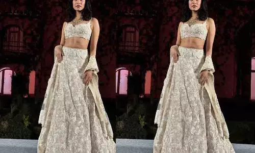 Shraddha Kapoor ने मिश्रू के लेटेस्ट कलेक्शन के लिए लहंगे में रैंप वॉक किया Shraddha Kapoor ने मिश्रू के लेटेस्ट कलेक्शन के लिए लहंगे में रैंप वॉक किया