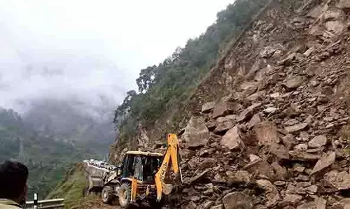 Arunachal : भूस्खलन के कारण बीसीटी मार्ग पर अवरोध समाप्त Arunachal : भूस्खलन के कारण बीसीटी मार्ग पर अवरोध समाप्त