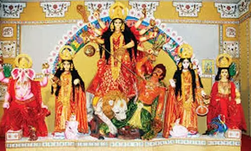 Durga Puja: दुर्गा पूजा की आवश्यक बातें शालीनता और परंपरा के साथ मनाएं Durga Puja: दुर्गा पूजा की आवश्यक बातें शालीनता और परंपरा के साथ मनाएं